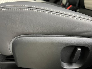 Vehicle image LAND ROVER Discovery 3.0 D I6 300 Metropolitan Edition