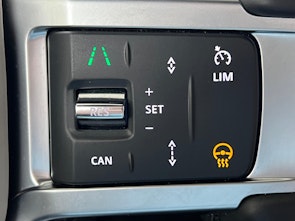 Vehicle image LAND ROVER Discovery 3.0 D I6 300 Metropolitan Edition