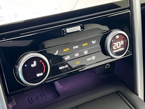 Vehicle image LAND ROVER Discovery 3.0 D I6 300 Metropolitan Edition