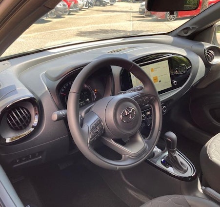 Vehicle image 4