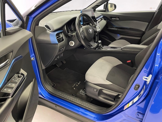 Vehicle image 6