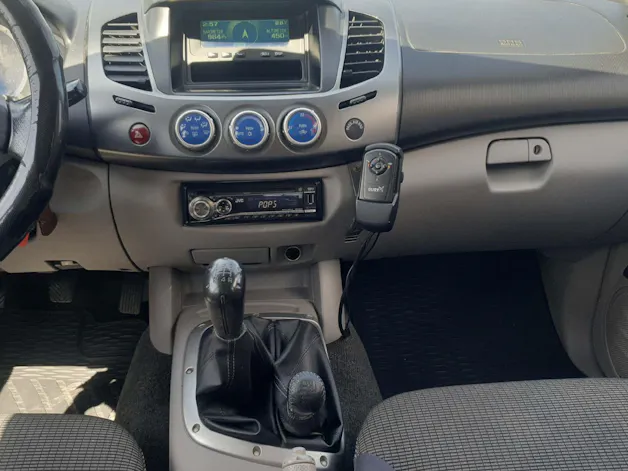 Mitsubishi L200 D-Cab pick-up 2.5D 136cv 4x4 Invite