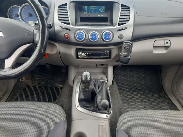 Mitsubishi L200 D-Cab pick-up 2.5D 136cv 4x4 Invite