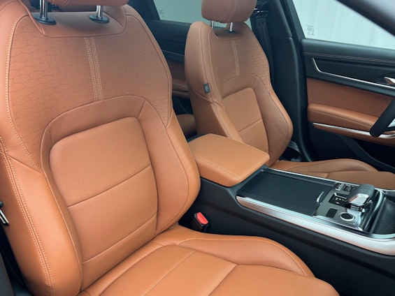 Vehicle image 16 Vehicle image 16