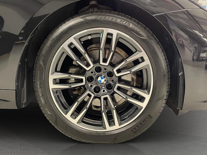 Vehicle image BMW 5 SERIES