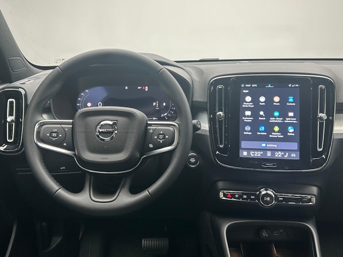 Vehicle image VOLVO XC40