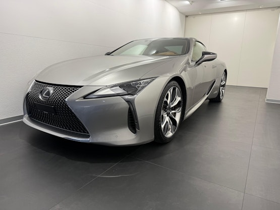First vehicle image