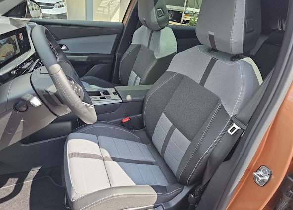 Vehicle image 16 Vehicle image 16