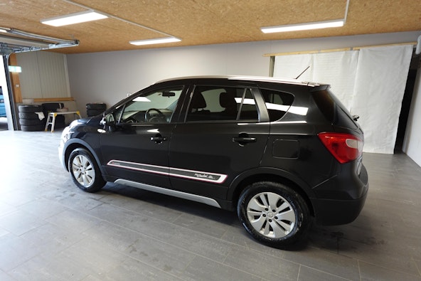 Vehicle image 4