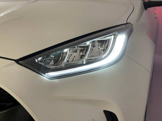 Vehicle image 15