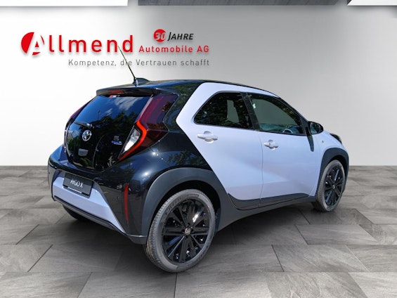 Vehicle image 4 Vehicle image 4