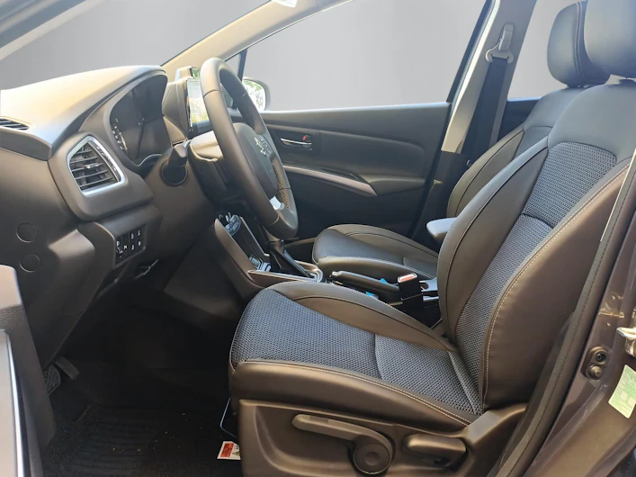 Fahrzeugbild SUZUKI S-CROSS