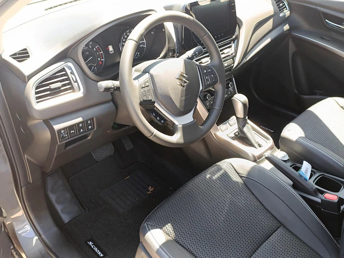 Fahrzeugbild SUZUKI S-CROSS