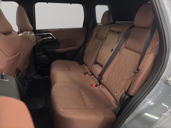 Vehicle image MITSUBISHI OUTLANDER