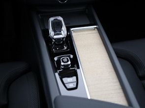 Vehicle image VOLVO XC60 2.0 T6 TE Ultra Dark eAWD