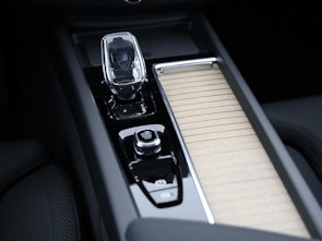 Vehicle image VOLVO XC60 2.0 T6 TE Ultra Dark eAWD