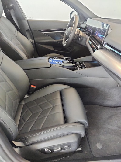 Vehicle image BMW 5 SERIES