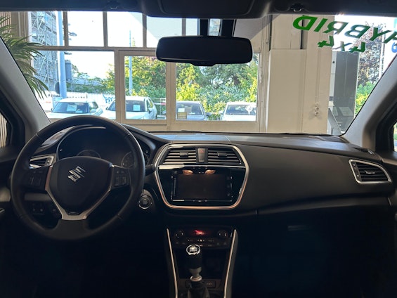 Vehicle image 7