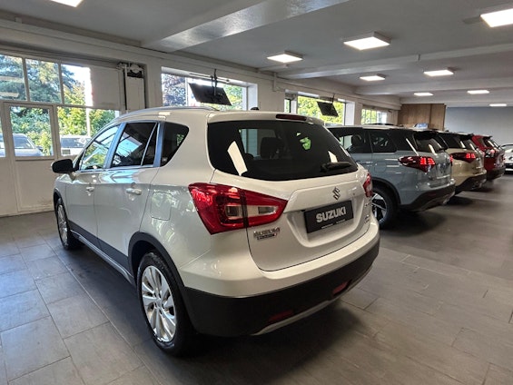 Vehicle image 4