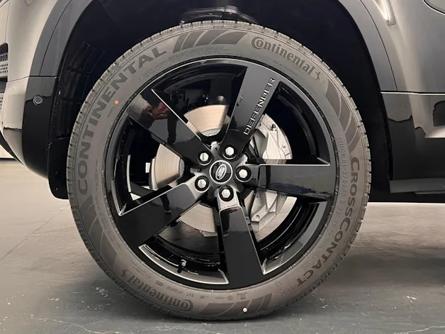 Land Rover Defender 130 3.0 D I6 300 X-Dynamic HSE