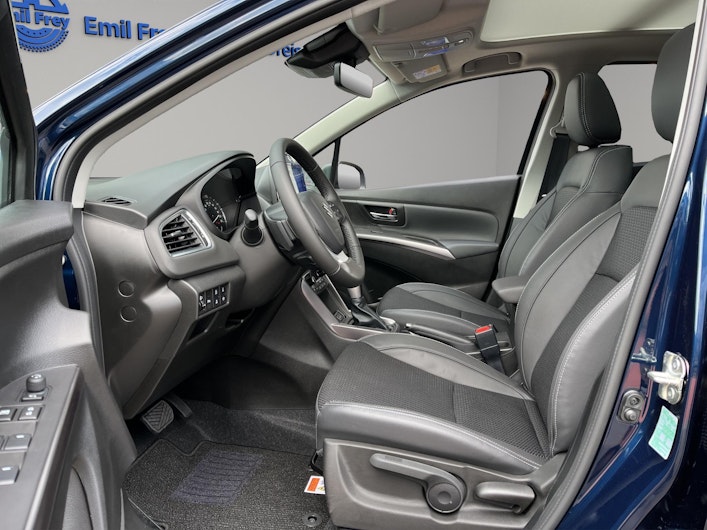 Vehicle image SUZUKI S-CROSS