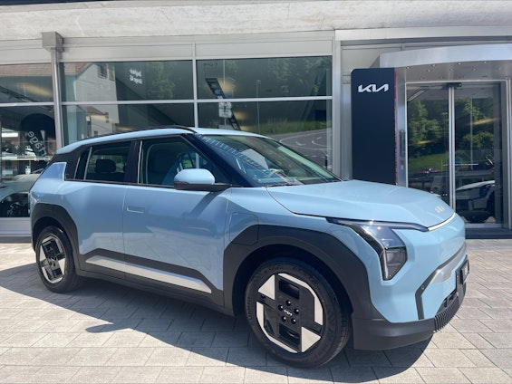 First vehicle image