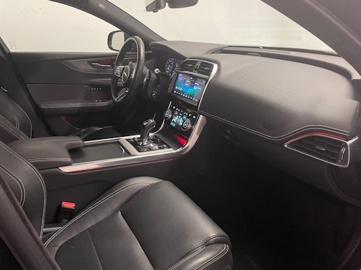 JAGUAR XE 2.0 T 300 R-Dynamic HSE AWD 2