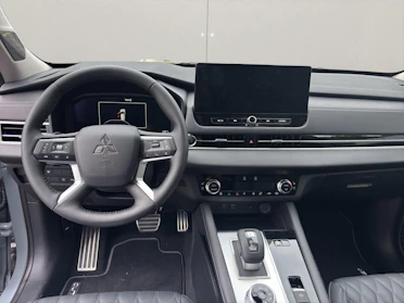 MITSUBISHI OUTLANDER 8