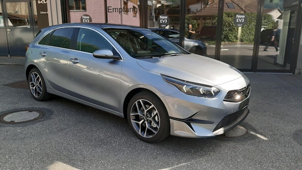 First vehicle image First vehicle image