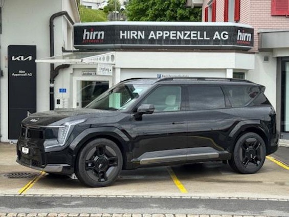 First vehicle image