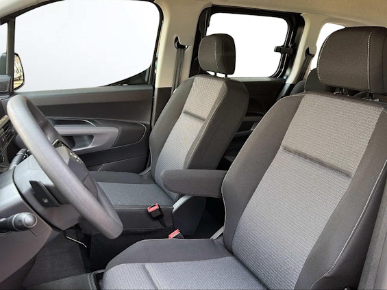 Vehicle image 9 Vehicle image 9