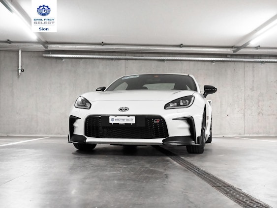 First vehicle image