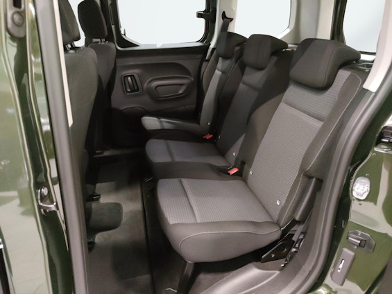 Vehicle image 17 Vehicle image 17