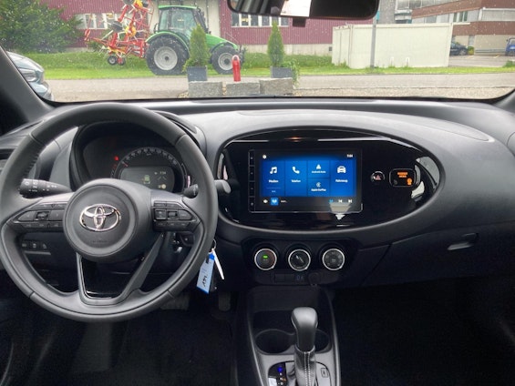 Vehicle image 9