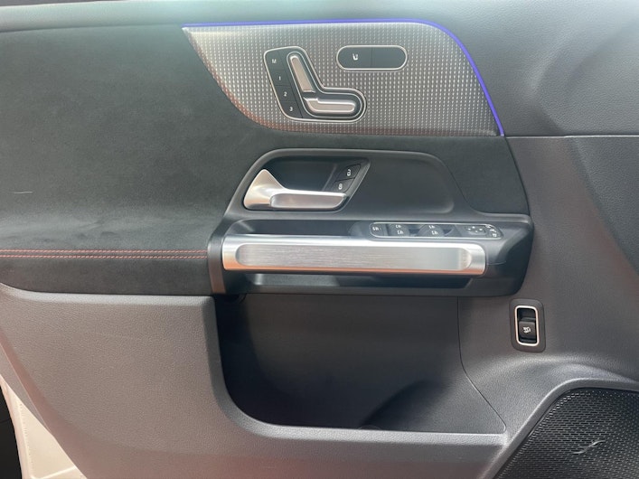 Vehicle image MERCEDES-BENZ EQB 350