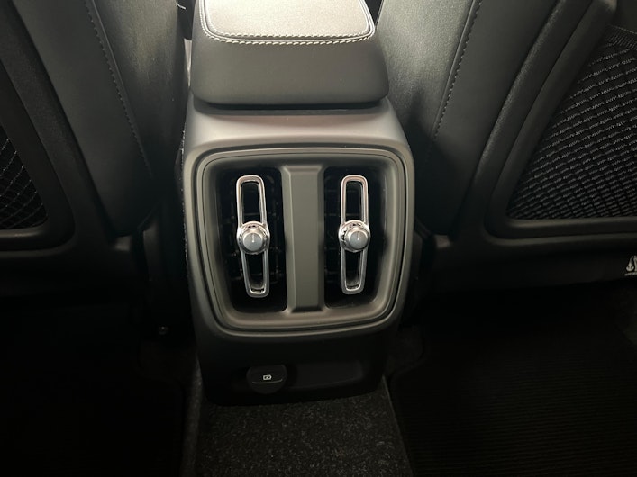 Vehicle image VOLVO C40