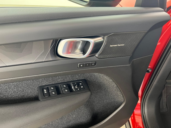 Vehicle image VOLVO C40