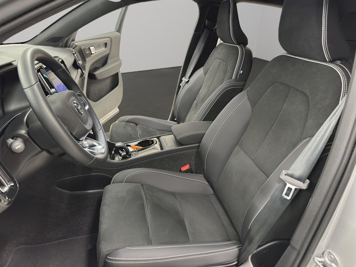 Vehicle image VOLVO C40