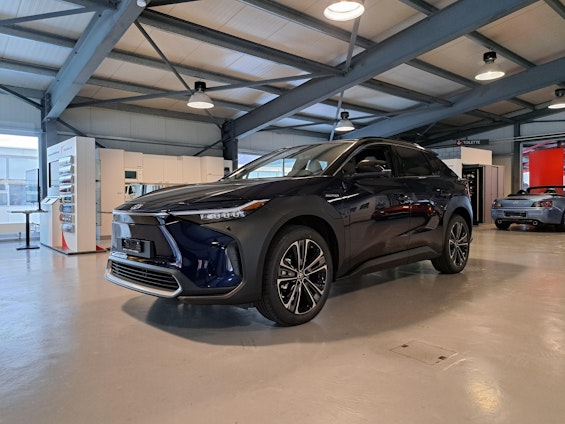 First vehicle image
