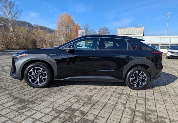 First vehicle image