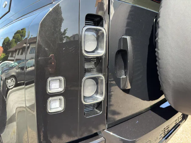 Land Rover Defender 110 3.0 P400 I6 SE "All Black"