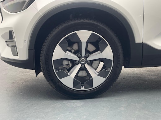 VOLVO XC40 2.0 B4 MH Plus Dark 1