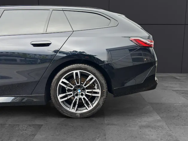 BMW 520d xDrive Touring M Sport/Attraktiven Leasingzinssatz ab 1.9 % bei Abschluss eine BMW Fahrzeugversicherung