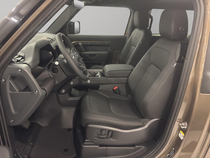 Vehicle image LAND ROVER DEFENDER