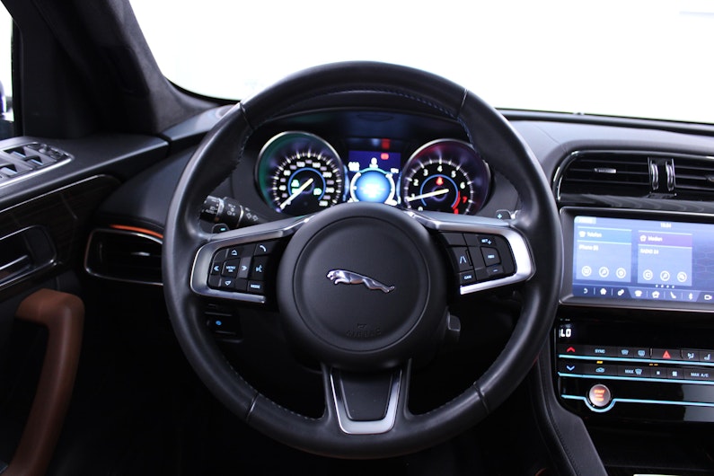 Vehicle image JAGUAR F-PACE