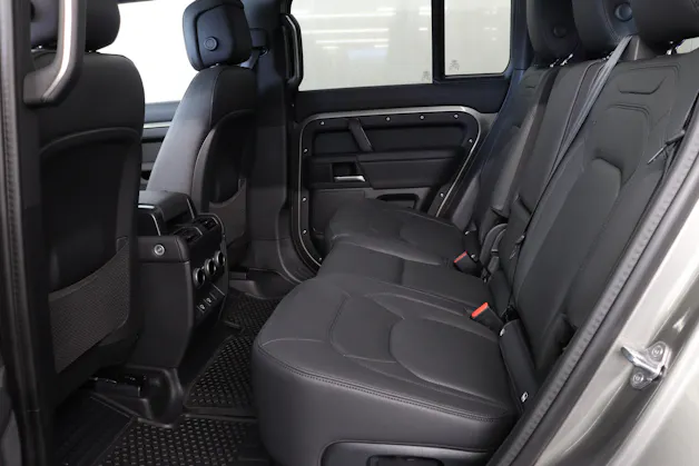 Land Rover Defender 110 3.0 D I6 300 X-Dynamic HSE