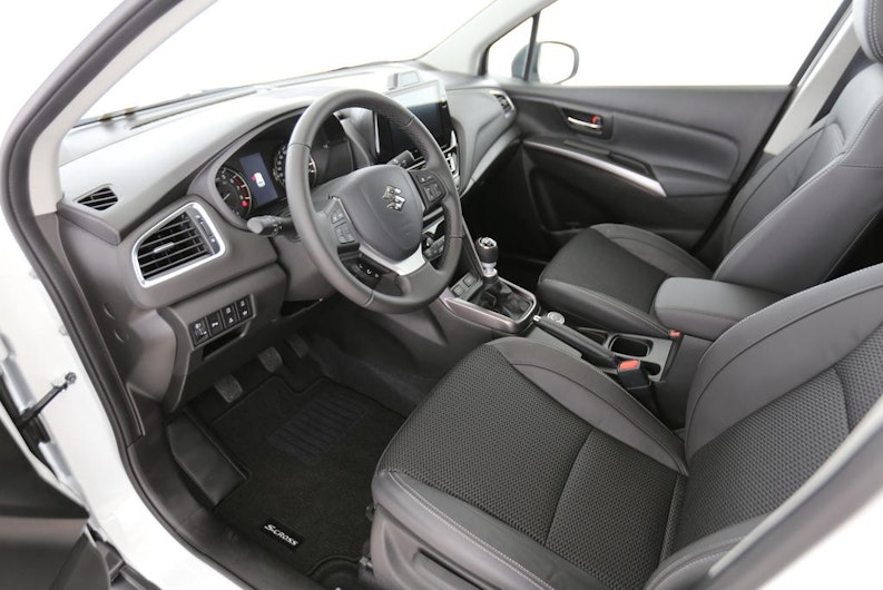 Vehicle image SUZUKI S-CROSS