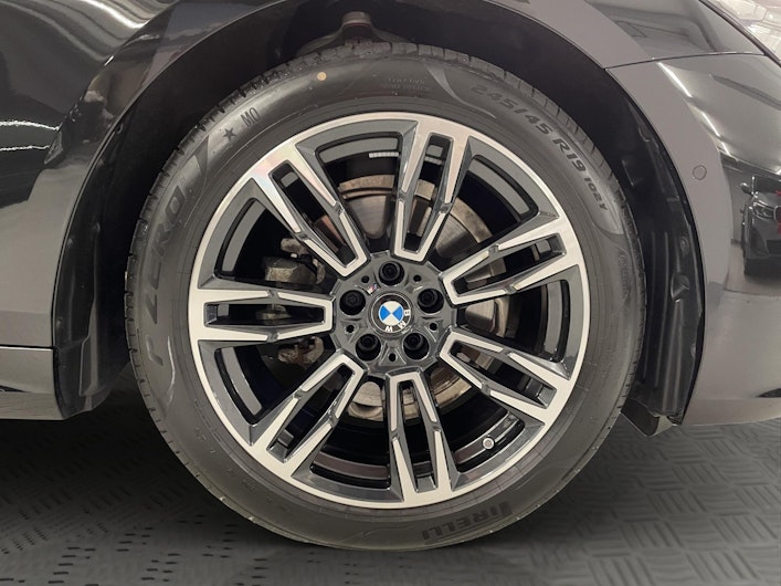 Vehicle image BMW 5 SERIES