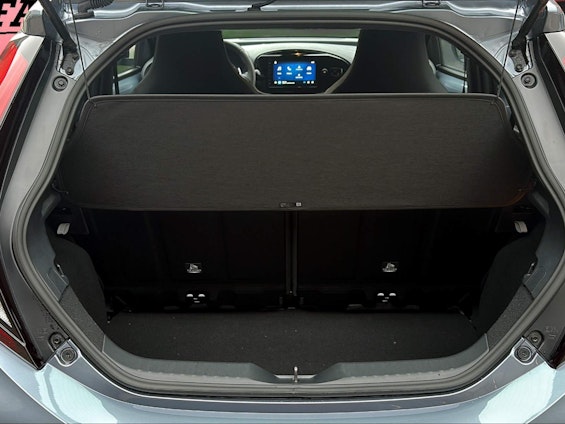 Vehicle image 6 Vehicle image 6