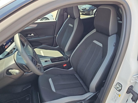 Vehicle image 16 Vehicle image 16